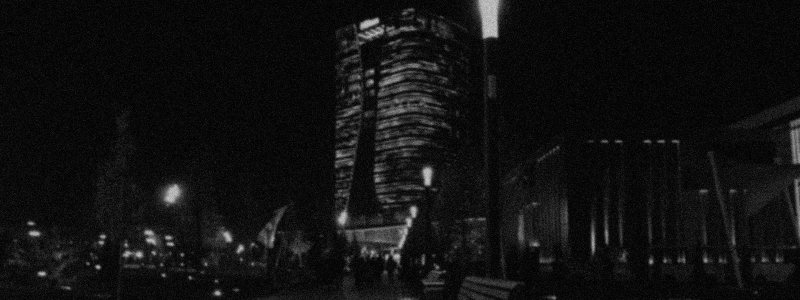 Тот же вид ночного Ташкента в чёрно-белом — так показывает обычная камера (иллюстрация)