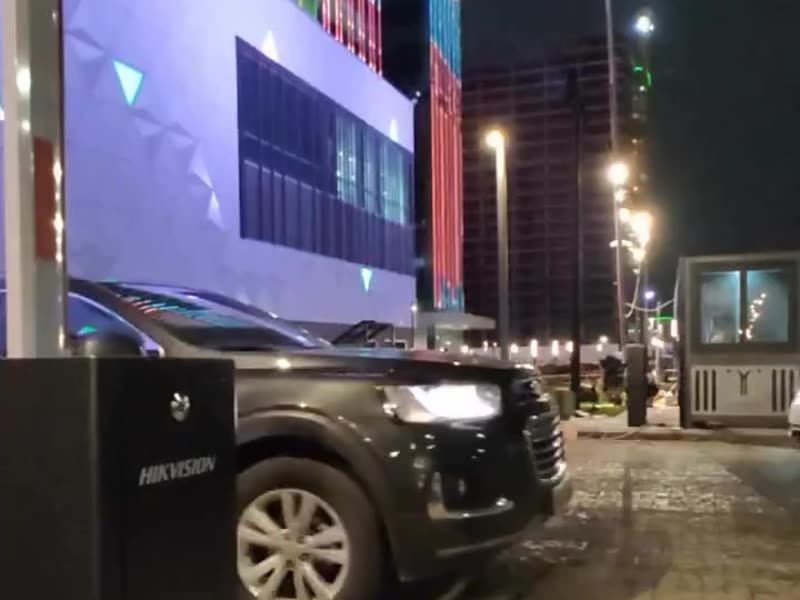 Автоматический шлагбаум на въезде, ночная съёмка