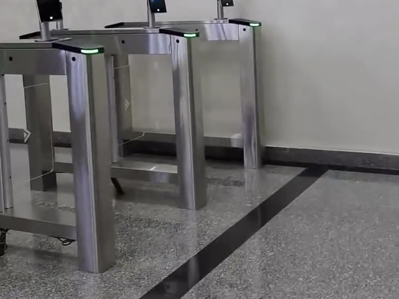 Турникеты с терминалами контроля доступа в офисе