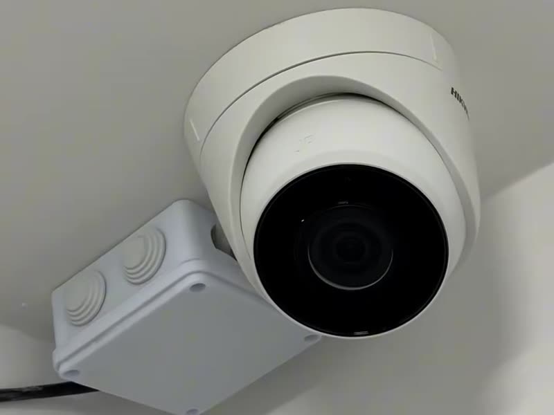 Купольная камера видеонаблюдения Hikvision на потолке